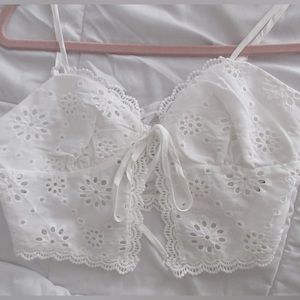 ⚜️NEVER WORN⚜️ white eyelet cropped top